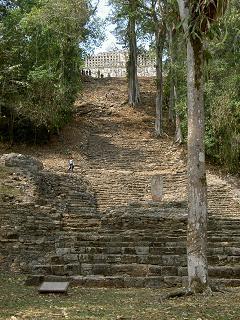 Blick hoch zur suedlichen Akropolis