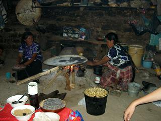 In einer indigenen Wohnung bereiten zwei Frauen grade schwarze Tortillas fuer uns zu. Sehr lecker!