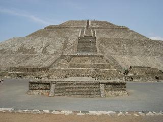 Sonnenpyramide von unten aus gesehen