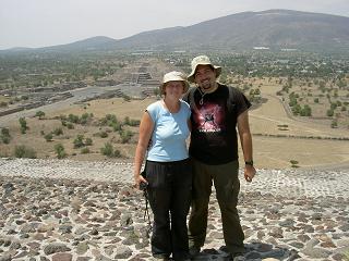 Wir auf der Sonnenpyramide (Im Hintergrund die Mondpyramide)