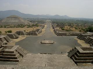Blick von der Mondpyramide aus (Links weiter vorne die Sonnenpyramide)