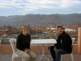 Wir auf unserer Terasse. Hinter uns koennt ihr den Hauptplatz und die Berge sehen.
