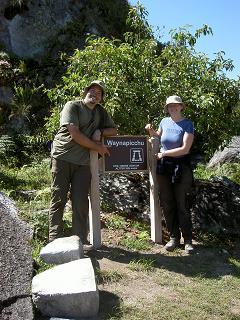 Waynapicchu - mit guten Augen kann man erkennen, dass auf dem Schild 2634m steht (wirklich!)