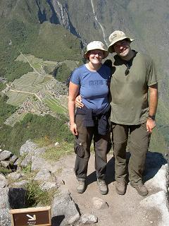 Zwei Kletterer auf dem Waynapicchu (im Hintergrund MachuPicchu) und ohne Gelaende!