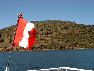 Insel Taquile mit Peruanischer Flagge