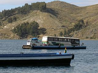 Unser Bus wird uebergesetzt
