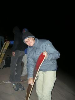 Nicole beim Einwachsen des Boards
