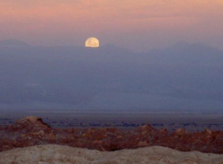 Der Mond geht hinter den Bergen auf
