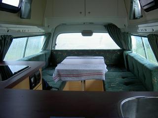 und von innen. Links unsere Kochplatte (abgedeckt), vorne rechts die Spuele, und Tisch etc kann zum Bett umgewandelt werden. Was braucht man mehr??