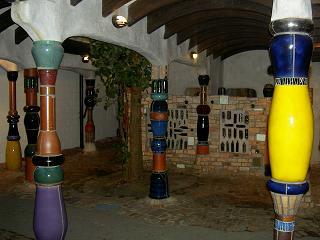 Hundertwasser-Haeuser kennt jeder, hier jedoch einmal eine oeffentliche Hundertwasser-Toilette!!!