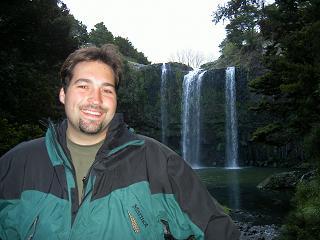 Irgendwo im Norden. Niels vor einem Wasserfall