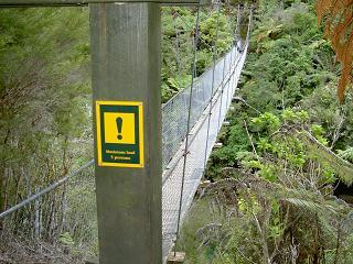 und gefaehrliche Haengebruecken.