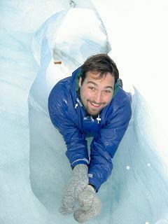 Niels rutscht durch ein Eisloch