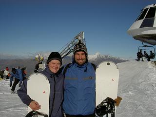 Zwei Snowboarder und ihre Boards