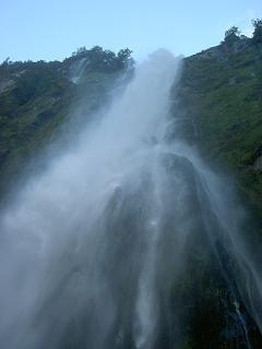 Unter einem Wasserfall!