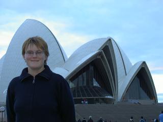 Nicole vor der Oper