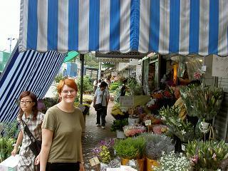 Nicole bewundert die Blumen auf dem Blumenmarkt