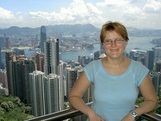 Nicole vor der imposanten Skyline