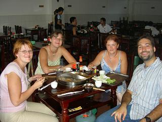 Wir vier in einem Hotpot-Restaurant