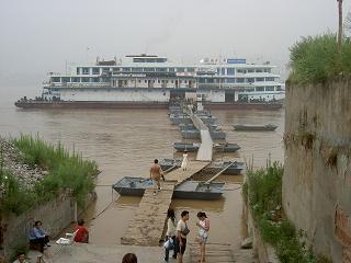 unsere Anlegestelle (unser Boot steht hinter dem Boot im Vordergrund)