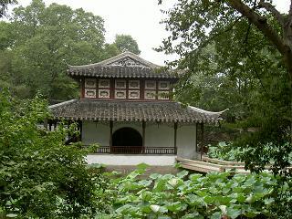Haus hinter Lotusteich