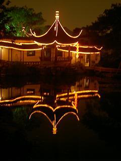 Der "Master of the Nets" Garten bei Nacht