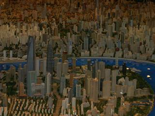 Pudong mit dem noch groesseren Tower (in blau, vor dem Fluss links)