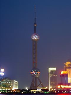 Der oriental Pearl Tower mit Beleuchtung