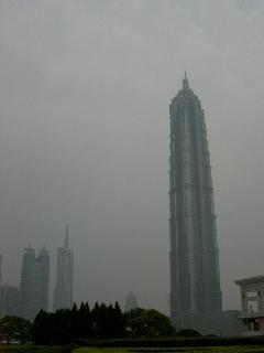 Der Jinmao Tower, leider bei nicht so tollem Wetter