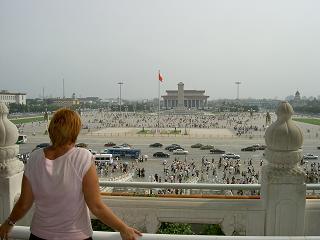 ... davor der riesige Platz des himmlischen Friedens.