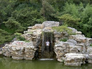 Ein kleiner Wasserfall mit einem netten Herrn dahinter