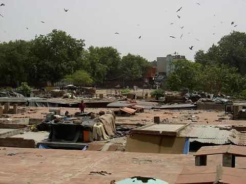 Direkt neben dem India Gate: Eine der vielen Slum-Siedlungen in Delhi