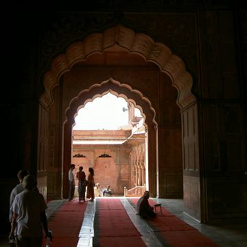 Stille und Gebet in der Moschee