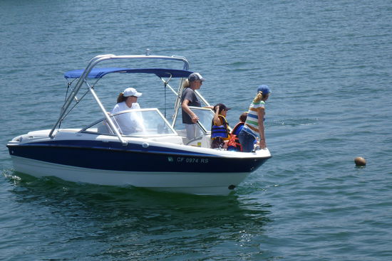 Gekonnt haben wir den Ball ins Meer bugsiert und diese nette Familie half uns ihn zurück zu bekommen, nachdem wir uns zuvor die Seele aus dem Leib geschrieen hatten.