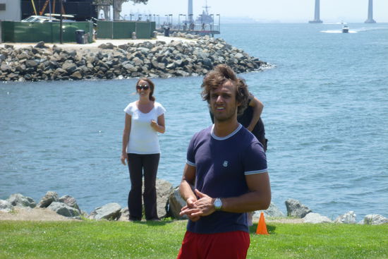 Vorne im Bild ist Lorenzo, ein temperamentvoller Italiener, deren Sprüche gerne mal zum Schmunzeln animieren. Hinten steht Natalie. Eine unserer jungen Lehrerinnen, die nach eigener Aussage aber selber nicht so die Meisterin des Footballspiels und dessen Regeln ist ;o)
Glücklicherweise half dann aber irgendwann Sami mit das Spiel zu erläutern und dann lief es eigentlich ganz gut.