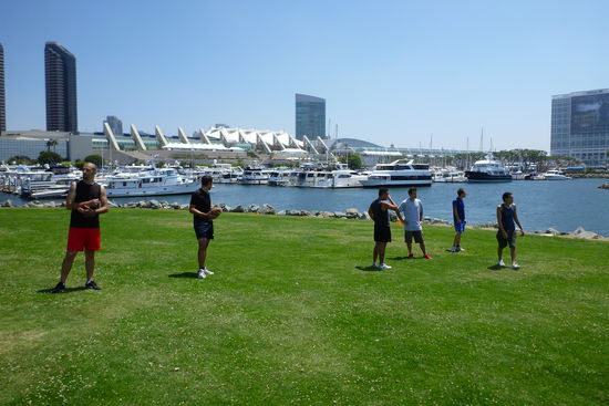 Wie ihr seht war es extrem einfach den Ball, das Ei oder wie das Viech auch immer heißen mag (Football?) ins Wasser zu bugsieren, was uns aber bloß einmal gelang ;o)