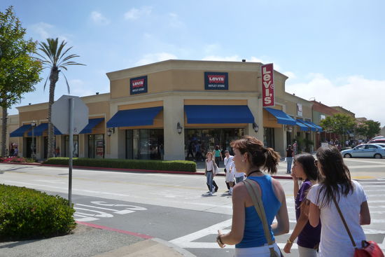 Beim Las Americas Outlet handelt es sich um ein sogenanntes Premiumoutlets, d.h. hier gibts nicht etwas Klamotten für 5$, sondern vergünstigte Markenware. Neben Levis, Tommy Hilfiger usw. waren auch Hugo Boss und gefühlte 10000 andere Firmen vertreten.