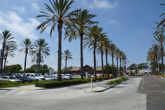 Große Parkplätze gab es auch. Genau genommen ist das Outlet eher eine kleine Stadt, die ausschließlich aus Geschäften besteht. So manches Schnäppchen ließe sich hier machen kosten doch z.B. Levis Jeanshosen bloß zwischen 20$-45$  was in etwa 14€-31€ entspricht.