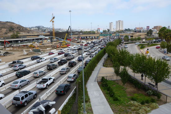 Für den Grenzübertritt sollten Autofahrer bis zu 5 Stunden einkalkulieren.