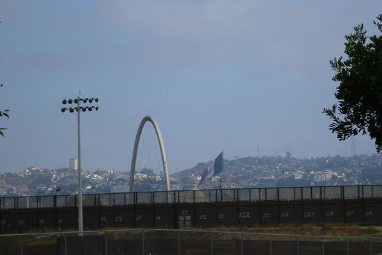 Der Grenzstreifen! Hinten ist die Mexikanische Flagge der Stadt Tijuan zu sehen.