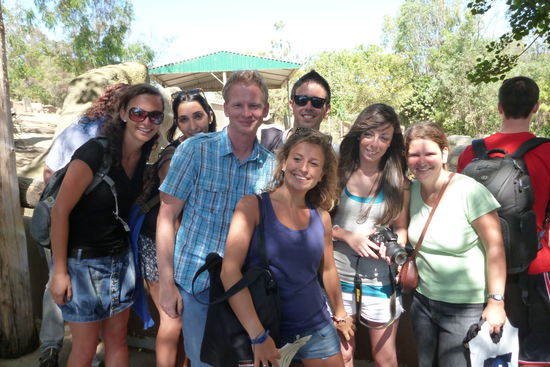 Der Schein trügt ein wenig ... zu so vielen waren wir nur selten innerhalb des Zoos unterwegs. Des weiteren ist das Foto überbelichtet, was meine bronzefarbene Haut dann doch ein wenig blass erscheinen lässt ;o)