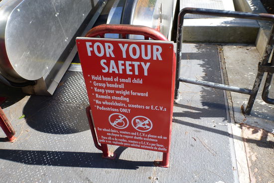 Jawohl, selbst so eine Hochgeschwindigkeitsrolltreppe (hier wird sie Speedramp genannt) birgt so manche Gefahr in sich. Ok, dass ist dann wohl typisch amerikanisch.