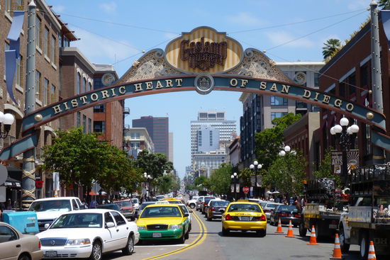 Die 5. Avenue ... der Zugang zum Gaslamp Destrict. Ein Stadtteil, so verrucht wie er im Buche steht und ich mitten drin ;o)