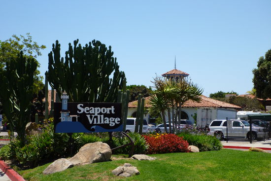 Der Eingang zum Seaportvillage. Wer sich direkt vor dem Schild fotografieren lassen wollte (und das wollten einige) musste sich erst einmal durch Unmengen von Kot kämpfen (Foto wird nachgereicht) ;o)