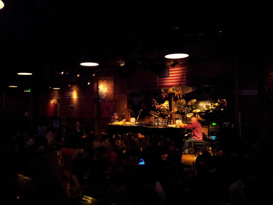 Es ist kaum zu glauben aber die Band hat mit Musik und Comedy eine großartige Stimmung verbreitet. Komisch nur, dass ich nur mit gültigem Reisepass eingelassen wurde. Der Personalausweis hatte nicht gereicht. Nundenn ich sehe das einfach mal als Kompliment ;o)