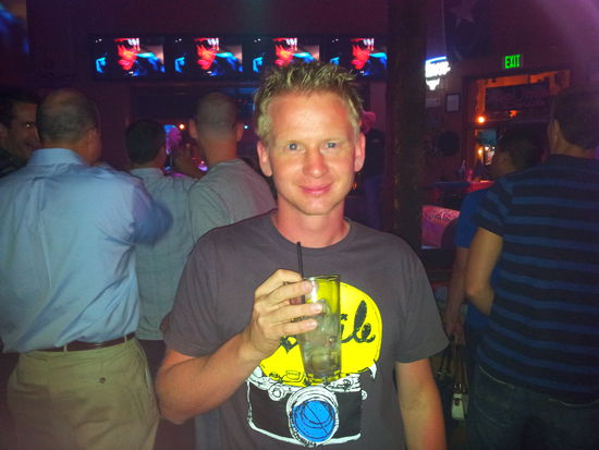 Damit man hier mal sehen kann um wen es eigentlich geht ;o) Zu diesem Zeitpunkt hatte ich schon diverse Budweise Biere getrunken. Angesagt ist hier Budweiser light, obwohl das Bier schmeckt als habe man Budweiser nochmals mit Wasser gestreckt.