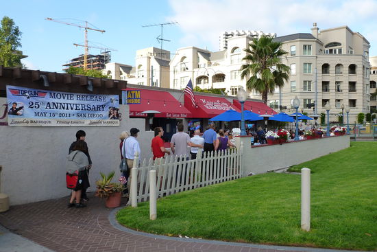 Das Restaurant, in dem vor 25 Jahren Top Gun gedreht wurde. "Wait to be seated" ist mal wieder offensichtlich ;o)