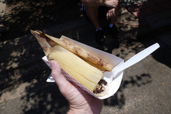 Vegetarische Tamales mit schwarzen Bohnen. Wenn man sich erst einmal dran gewöhnt hat sind sie ganz lecker.