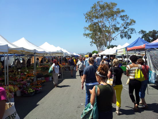 Klein aber fein und alles aus ökologischer Produktion ... is organic food ;o)
Bei dem Wetter macht aber sicherlich jeder Marktbesuch spaß.