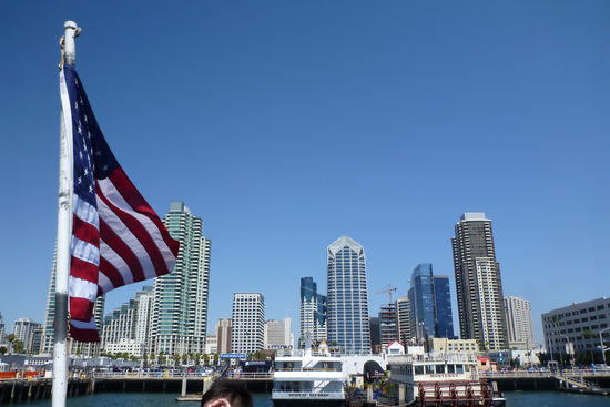 Ihr glaubt gar nicht wie viele USA-Flaggen hier rumwehen. Die Amerikaner übertreiben da meines Erachtens ein wenig ;o)
Wie dem auch sei ... ich werde beim nächsten Grillen in Bremen auch die Deutschlandflagge in Position bringen ;o)
